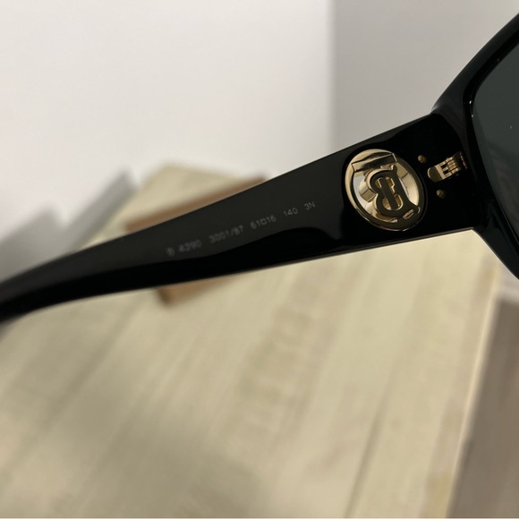 Authentic Burberry Square plastic trim black sunshades - Picture 6 of 7